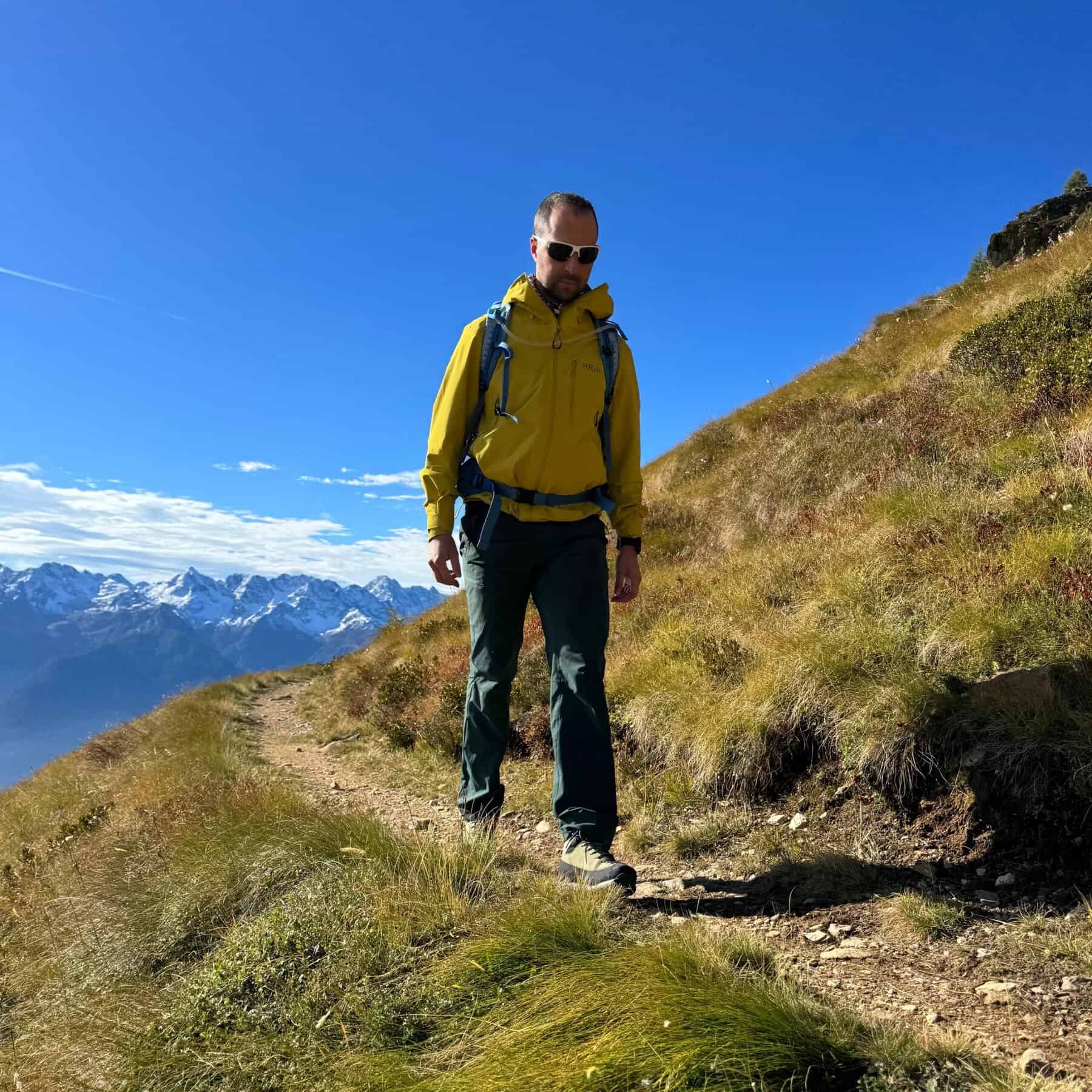 Rab Downpour Mountain Jacket durante trekking