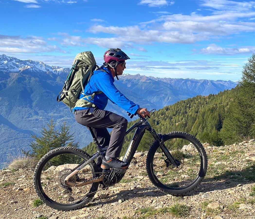 Rab Agden Pants durante una salita in bici