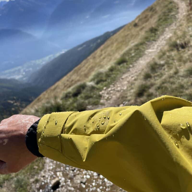 Tenuta all'acqua della Rab Downpour Mountain Jacket