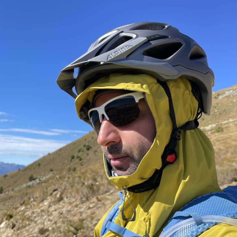 Rab Downpour Mountain Jacket con casco da MTB