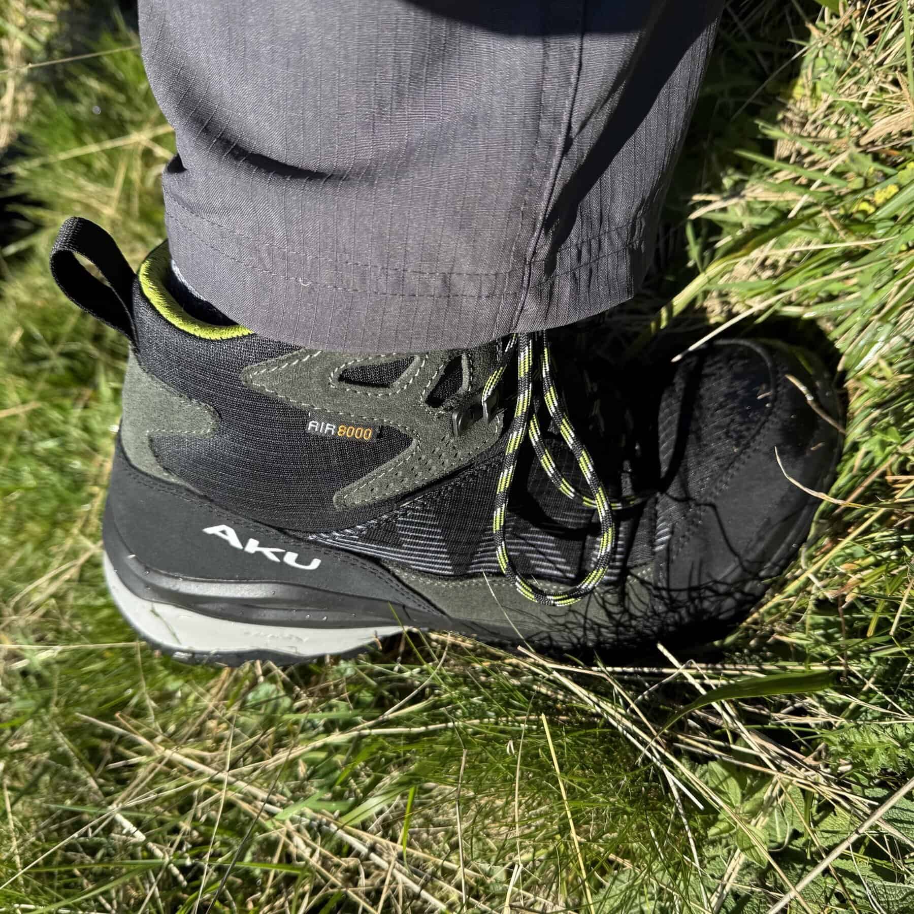 Aku Adapta Light GTX su tratto ripido in salita