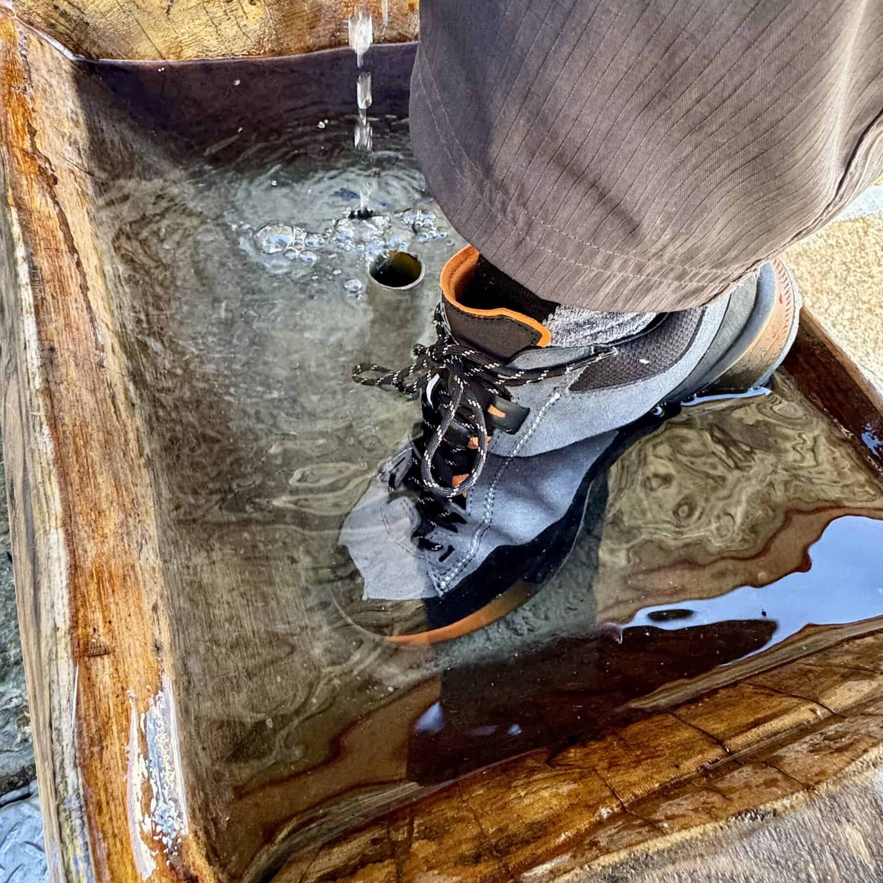 Dolomite Vernale Hike Low GTX immersa in acqua