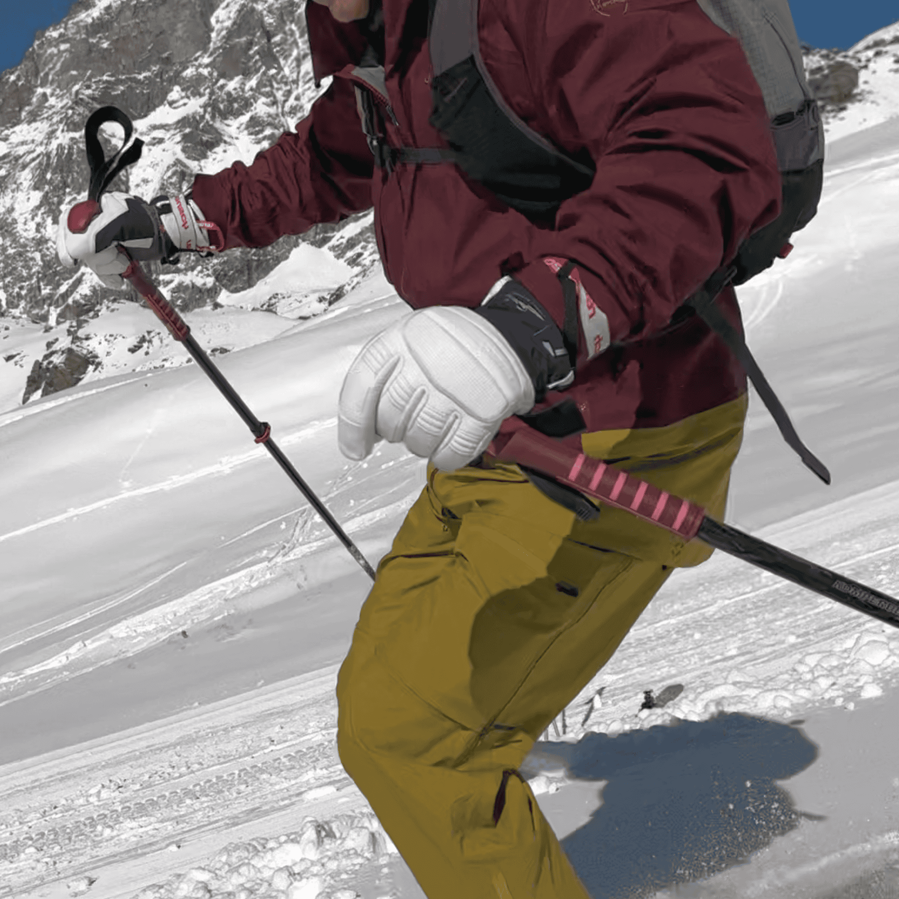 Sciatore in azione su pista innevata con guanto racing da sci alpino bianco mentre impugna il bastone durante la curva.