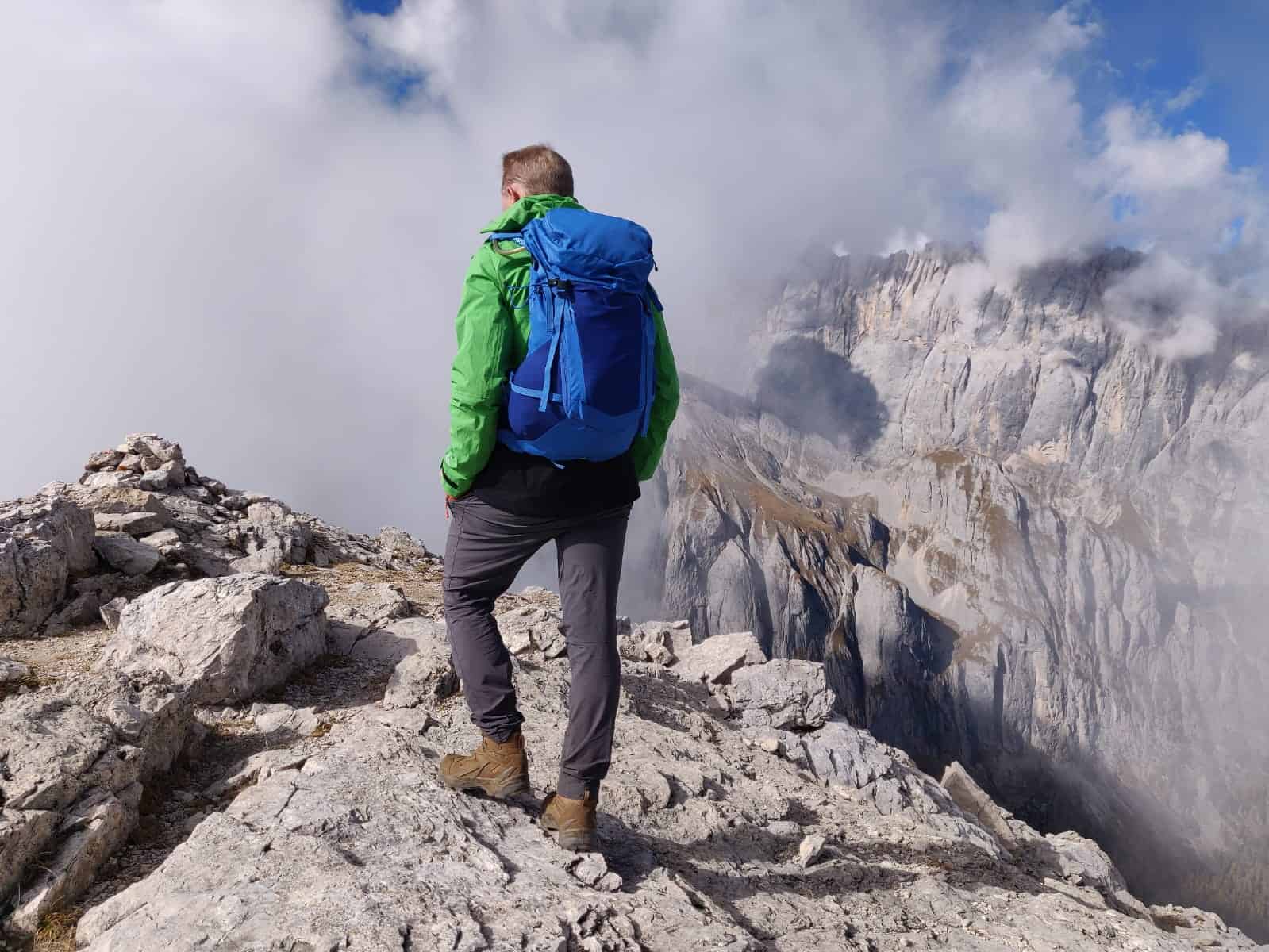 Zaino Deuter Futura sulle Dolomiti agordine