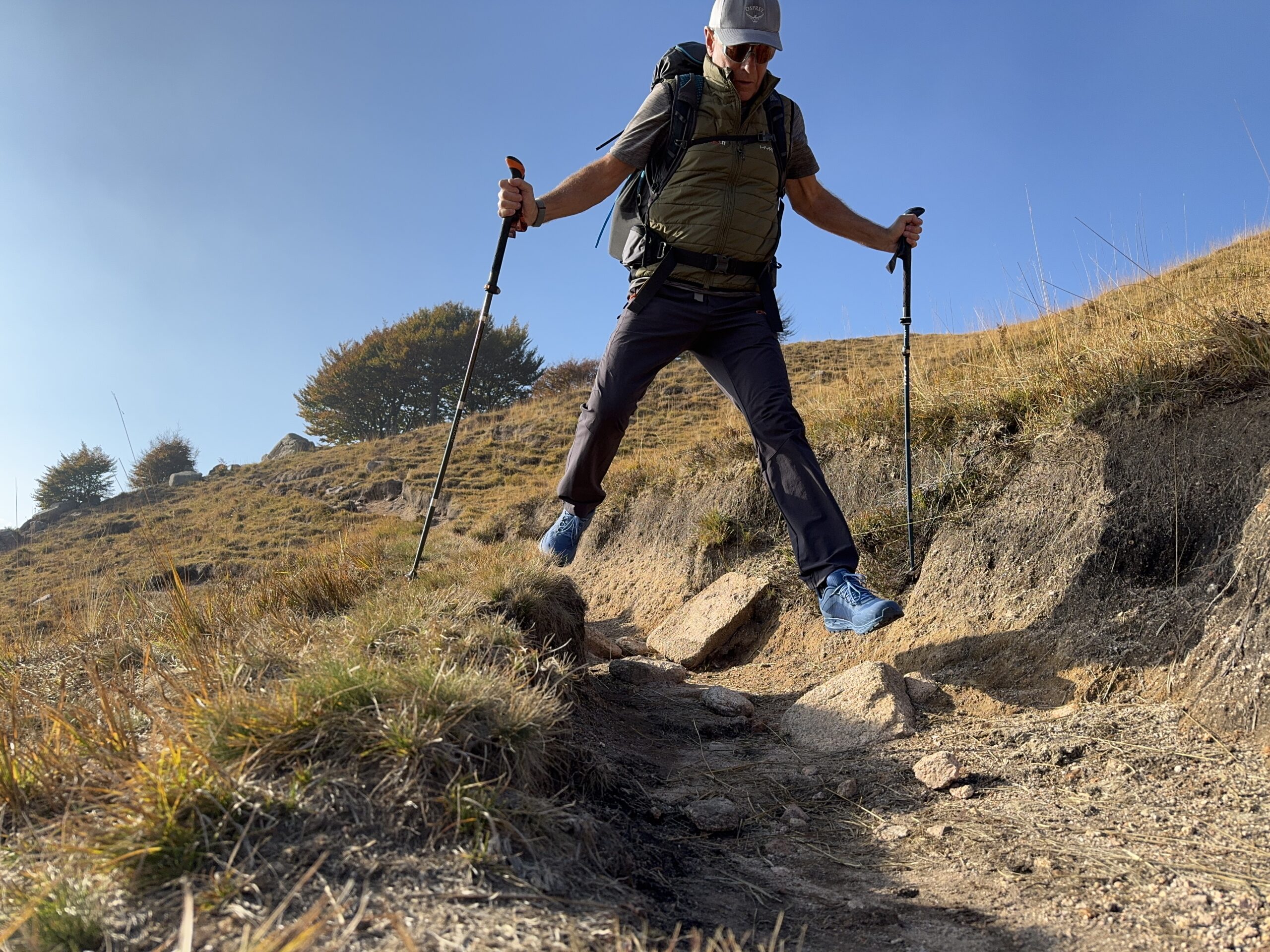 Escursionista in azione su sentiero in terra battuta al Mottarone con Meindl Power Walker 4.2 Clima