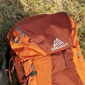 Gregory Wander 30 cappuccio superiore logo Gregory dettaglio tessuto ripstop Redrock