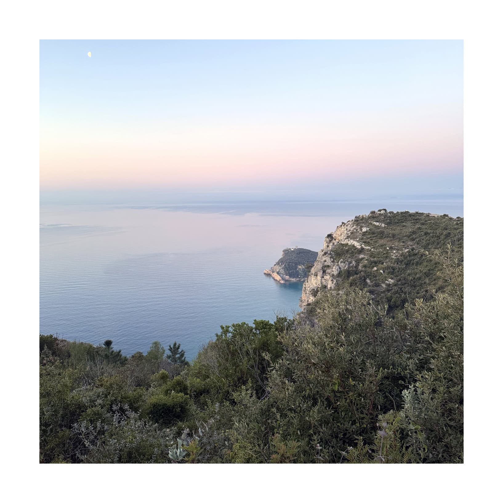 Vista sulla Baia dei Saraceni di Varigotti all'alba, sentieri di Finale Ligure
