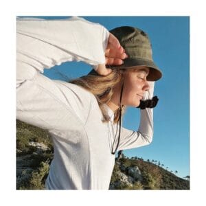 Tester Martina indossa la Fjällräven Abisko Wool Hoodie W con cappello bucket a Finale Ligure