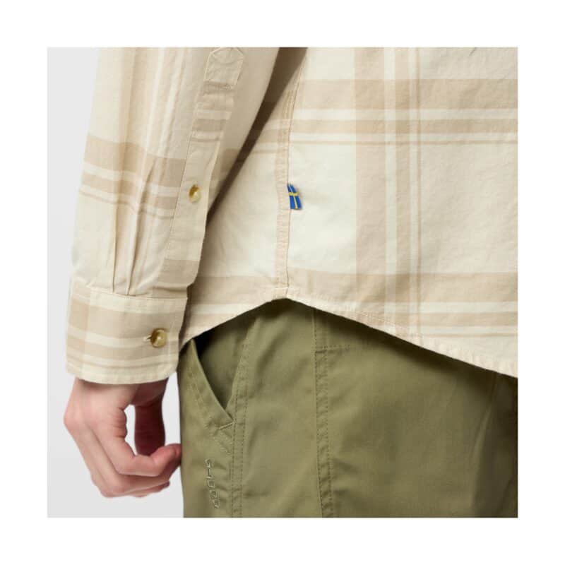 Dettaglio orlo e patch bandierina svedese Fjällräven Övik Lite Flannel Shirt M Sand