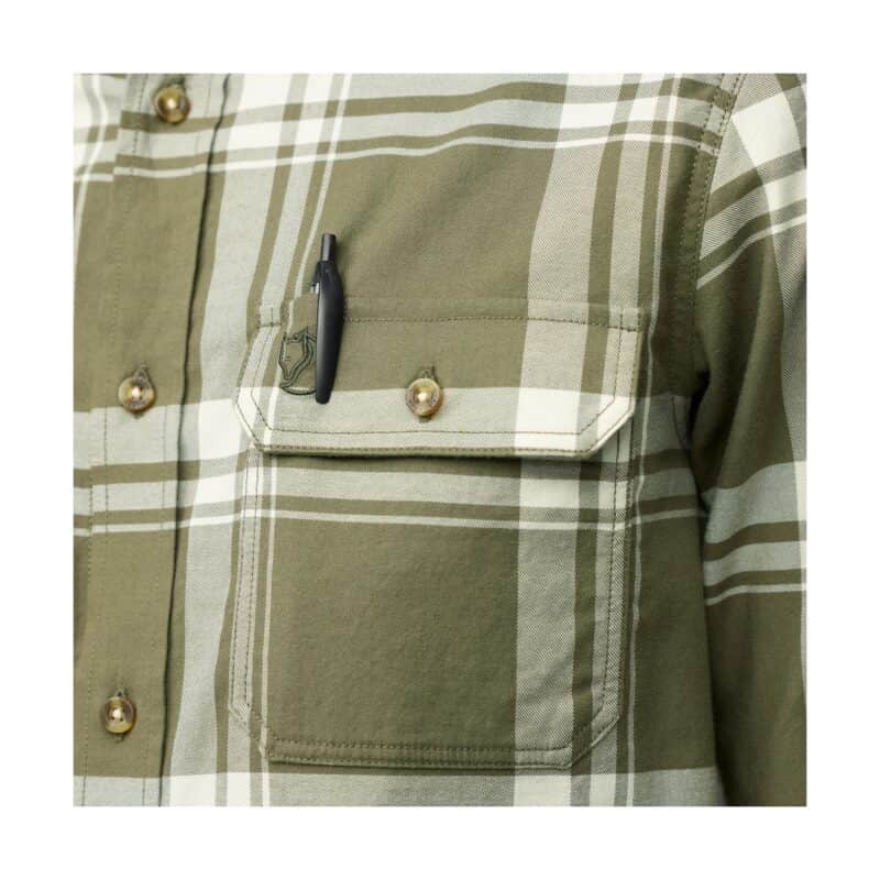 Dettaglio tasca petto con portapenna Fjällräven Övik Lite Flannel Shirt M Laurel Green