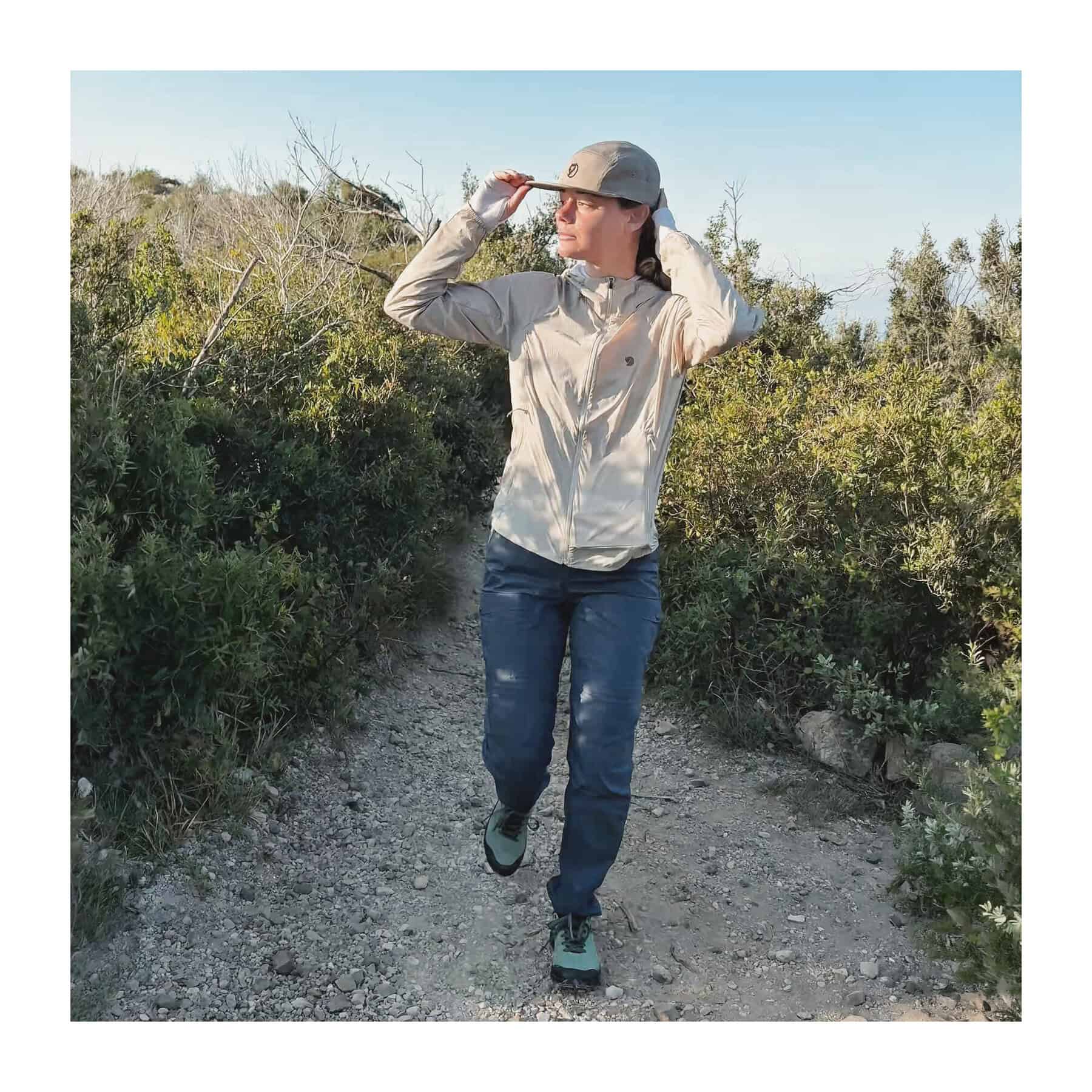 Tester Martina con outfit Fjällräven completo – giacca, pant e cappello – sul sentiero di Finale Ligure