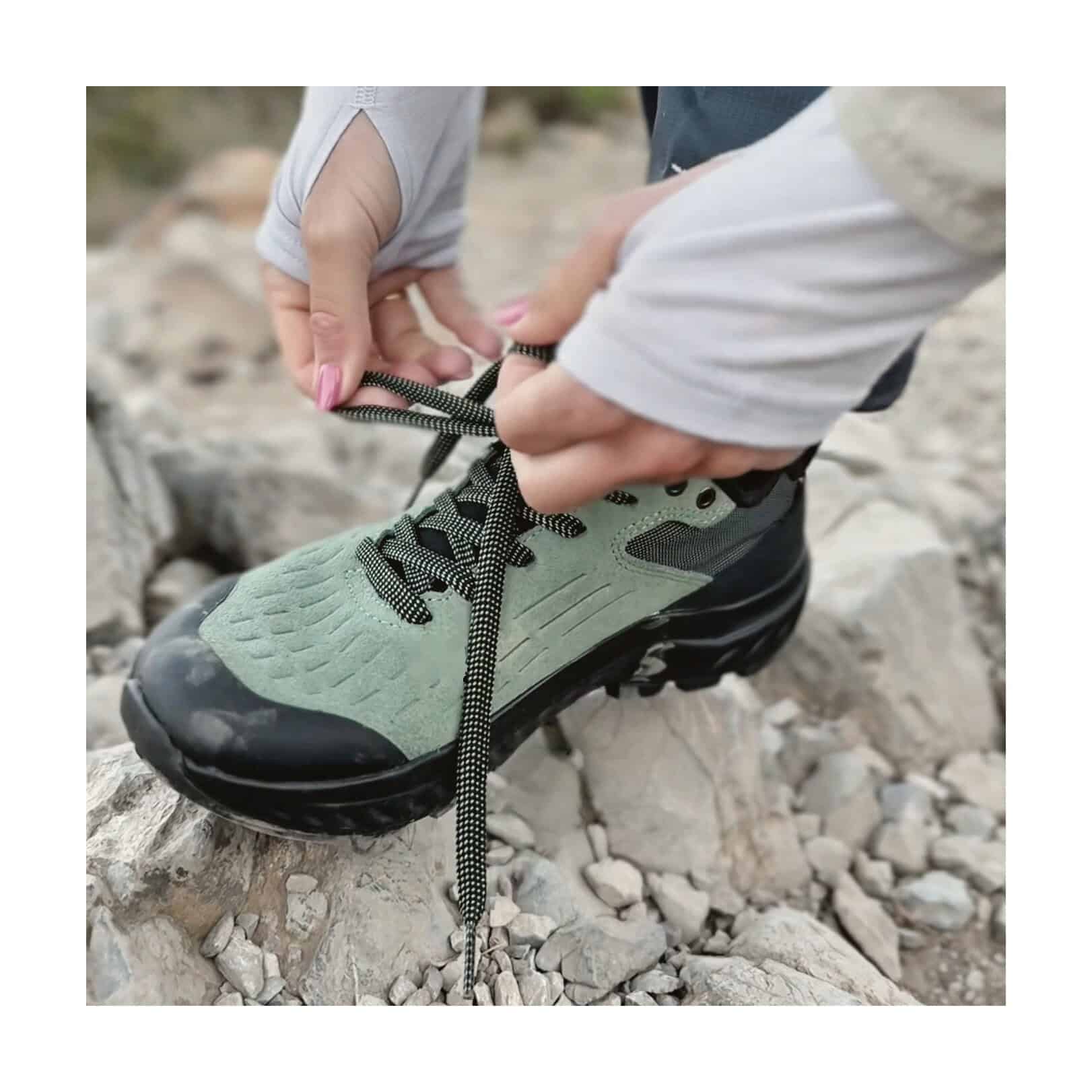 Allacciatura scarpa da trekking Hanwag su roccia, sentiero di Finale Ligure