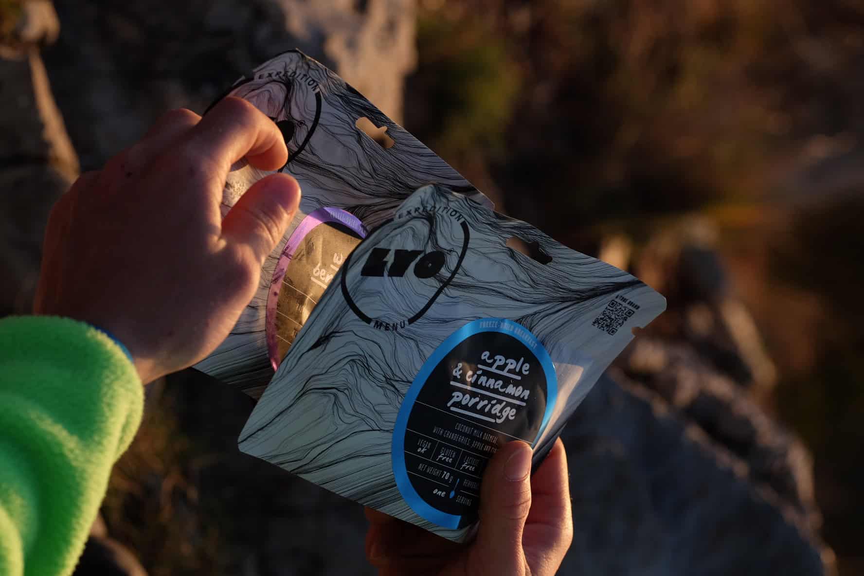 Busta Lyofood Blueberry & Fig Porridge tenuta in mano dal tester durante la colazione outdoor