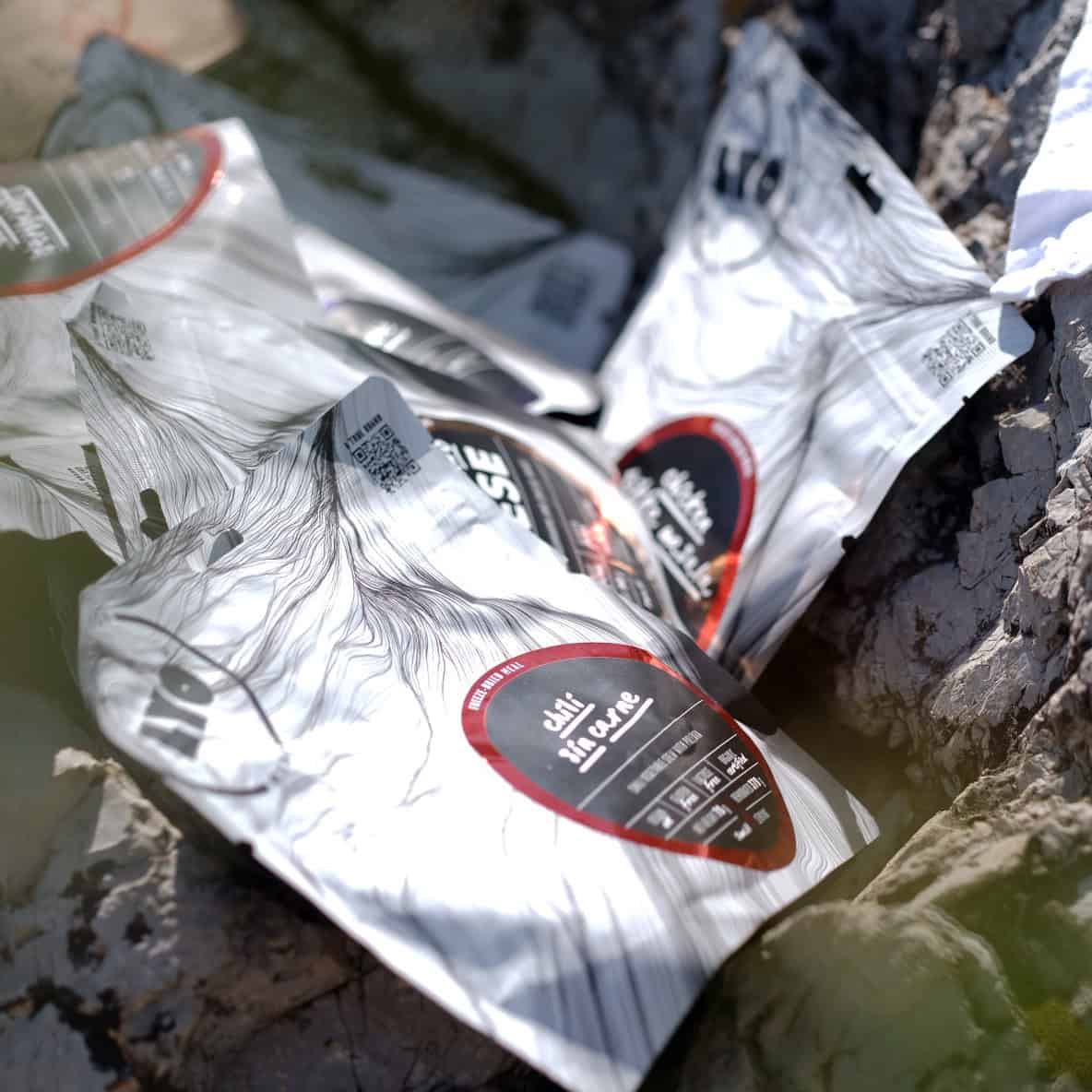 Buste di pasti liofilizzati Lyofood Chili Sin Carne pronti per il pranzo outdoor sulle rocce