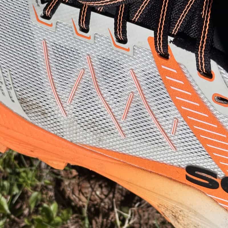 SCARPA Spin Ultra 2 in spinta su roccia bagnata al torrente – intersuola e grip Vibram in azione