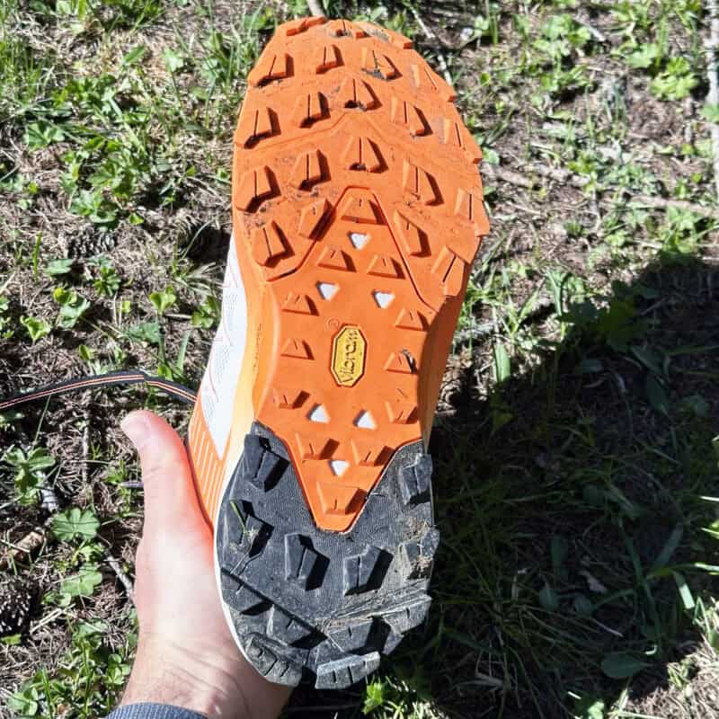 SCARPA Spin Ultra 2 – Sophie e Matthieu in corsa sul torrente, scarpa in fase di stacco