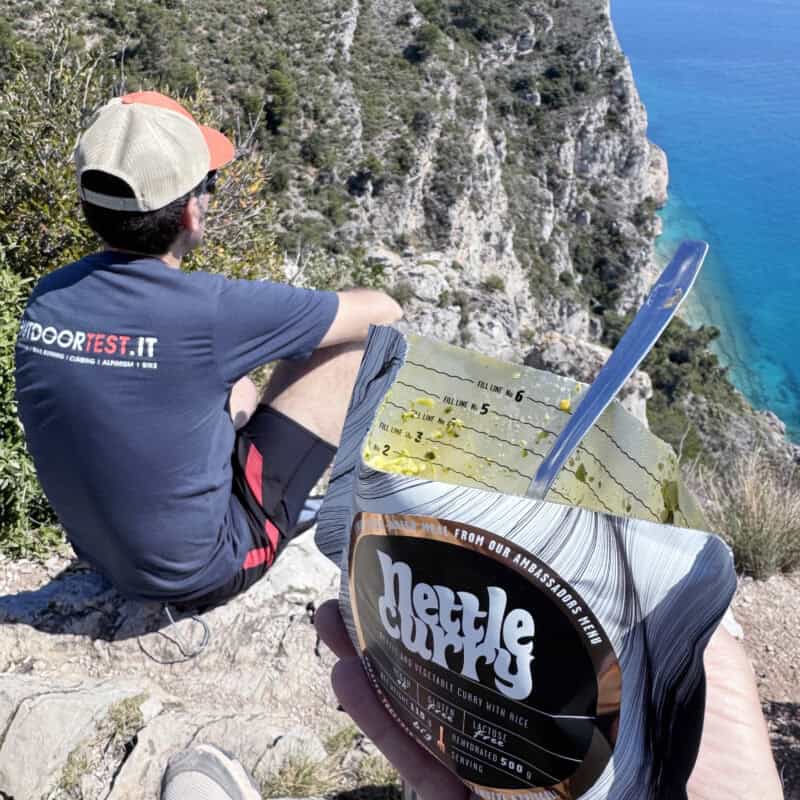 Busta Lyofood Nettle Curry aperta con linee di riempimento interne visibili durante il pranzo a Finale Ligure