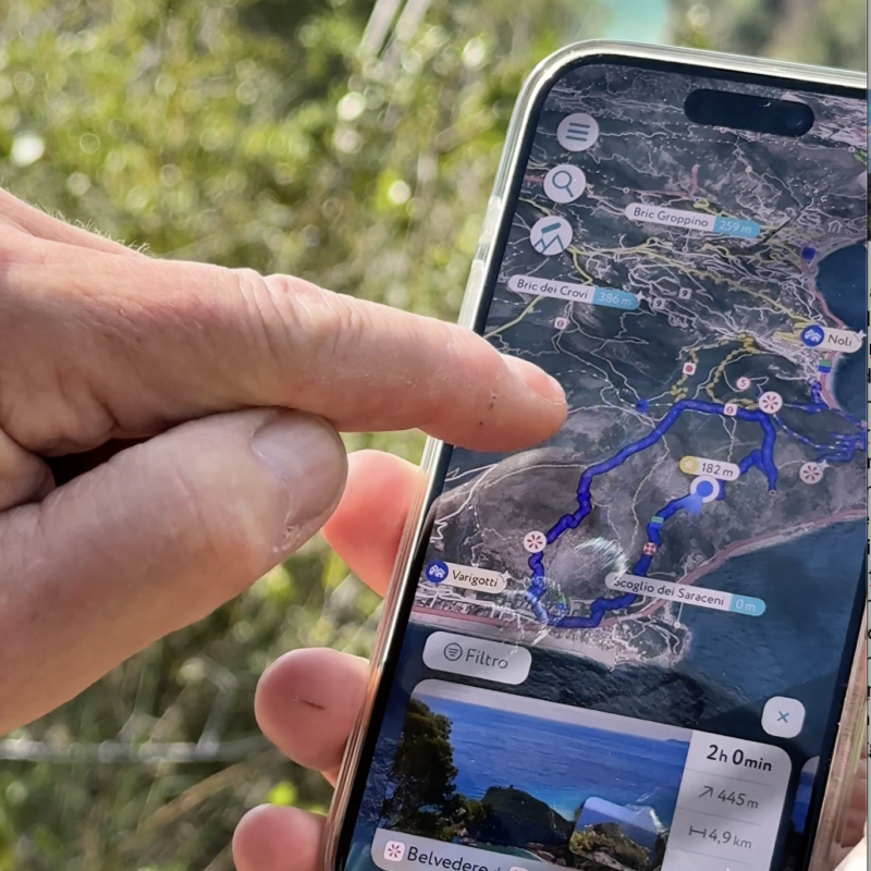 Tester Outdoortest indica sullo smartphone il percorso PeakVisor tra Noli, Varigotti e lo Scoglio dei Saraceni