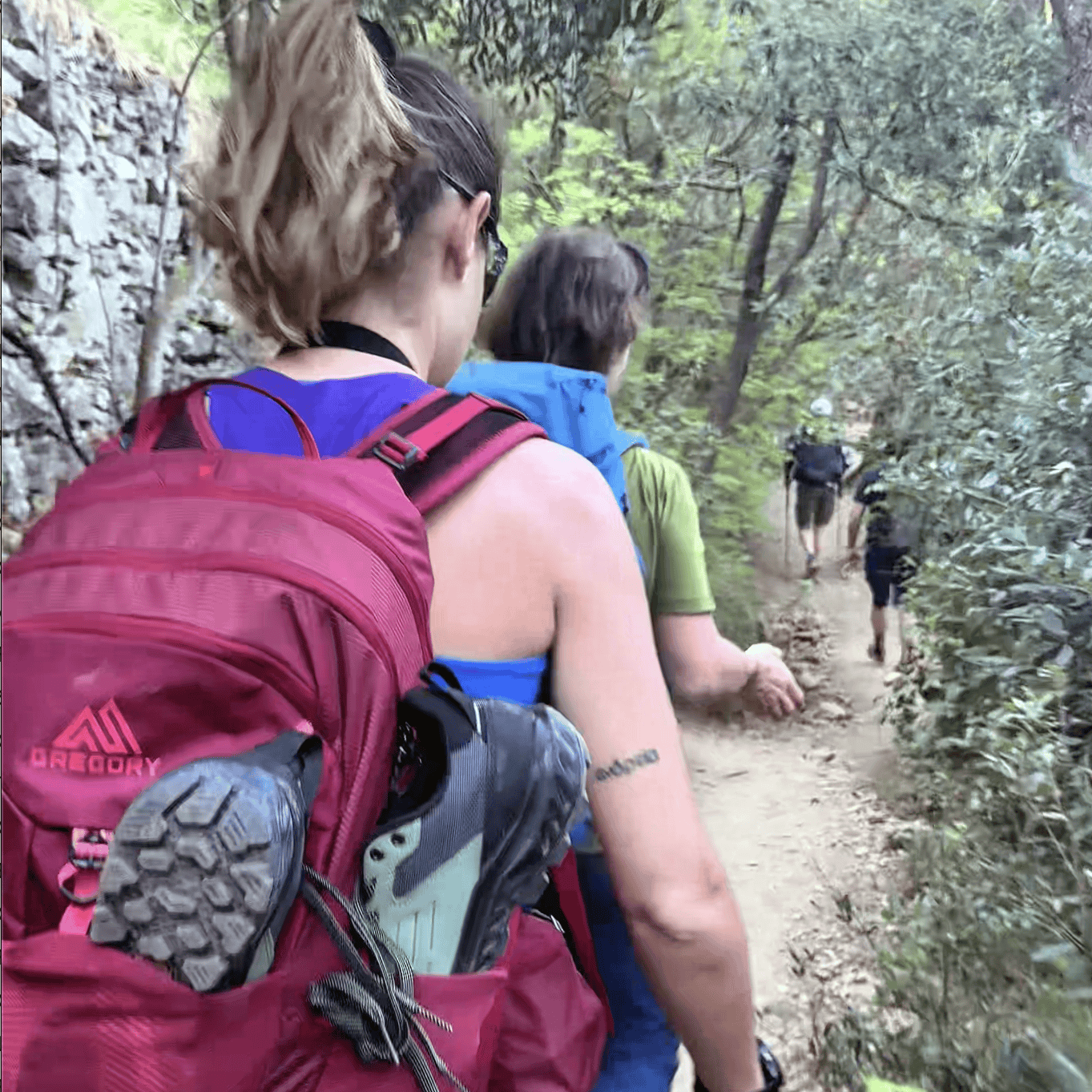 Tester Outdoortest in cammino in fila indiana sui sentieri del Finalese durante i test SS26 con app PeakVisor