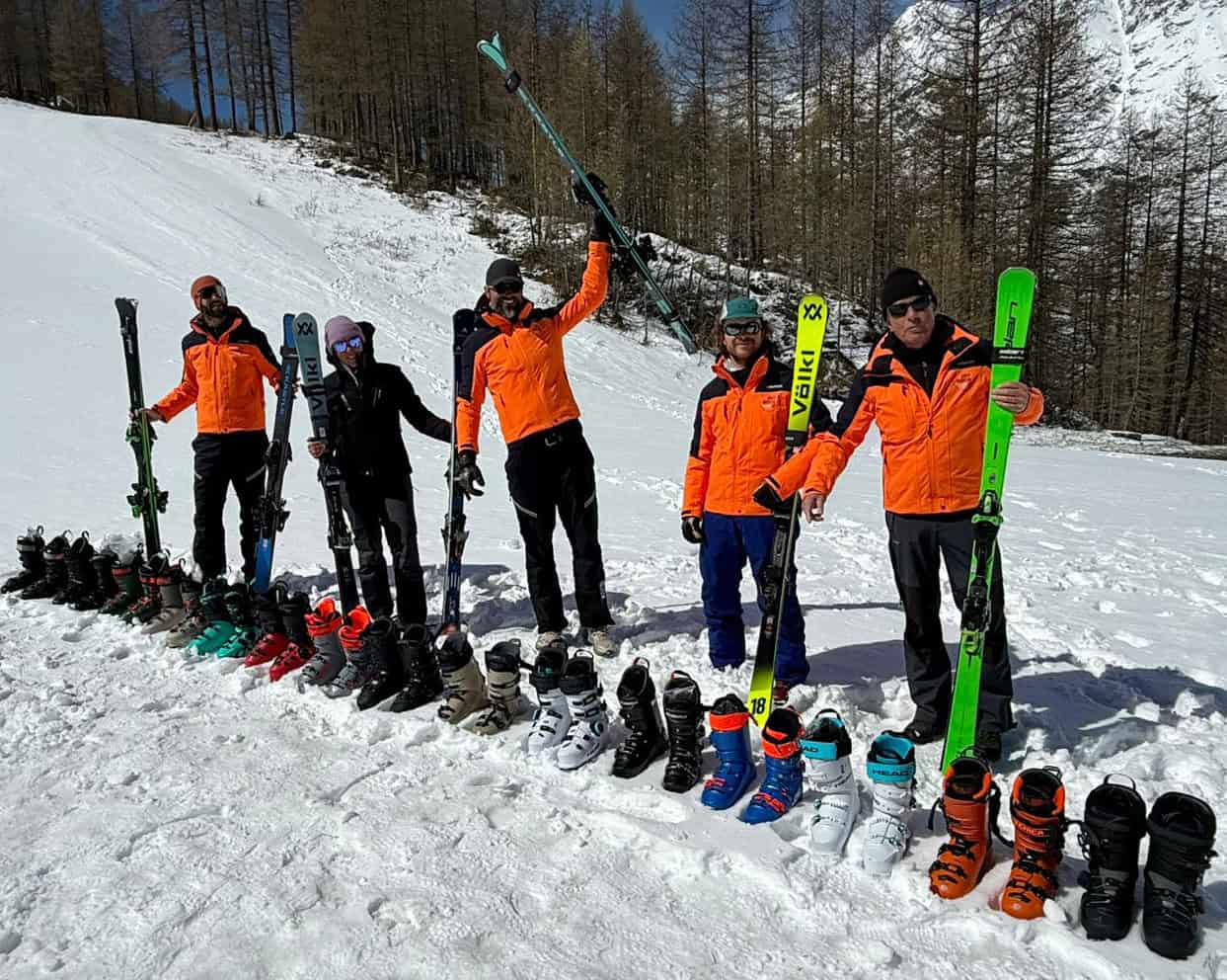 Il Tester Team Outdoortest.it a Cervinia: da sinistra Matthieu, Marina, Pietro D., Pietro S. e Alfredo, con sci e scarponi testati per la stagione invernale 26/27