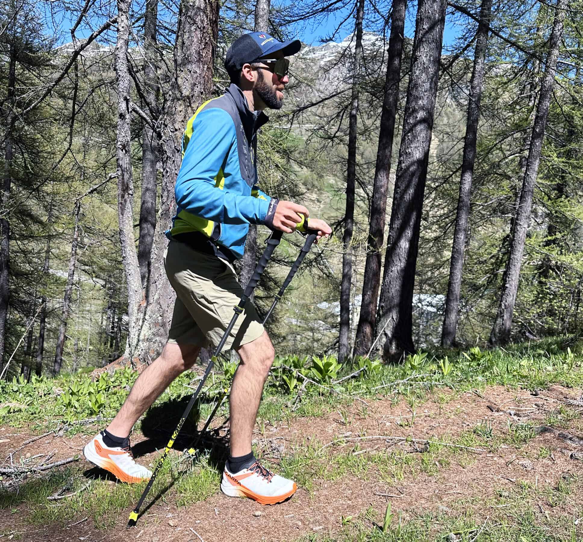 Bastoncini trekking uomo C.A.M.P. Laser ADJ in azione su sentiero nel bosco a Cervinia