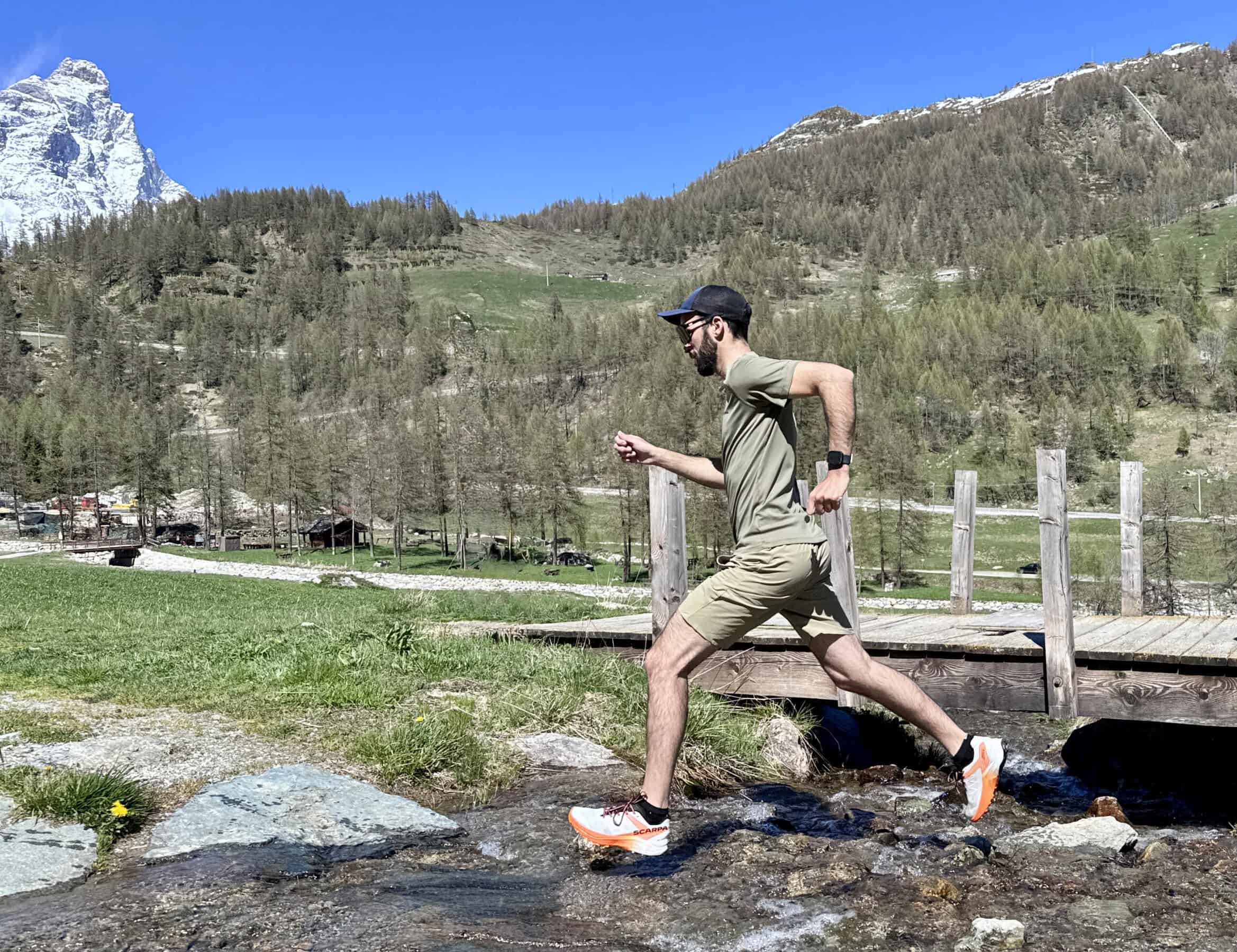 Matthieu corre su un ruscello alpino a Perrères con le scarpe da trail running SCARPA Spin Ultra 2, sullo sfondo il Cervino – test maggio 2025