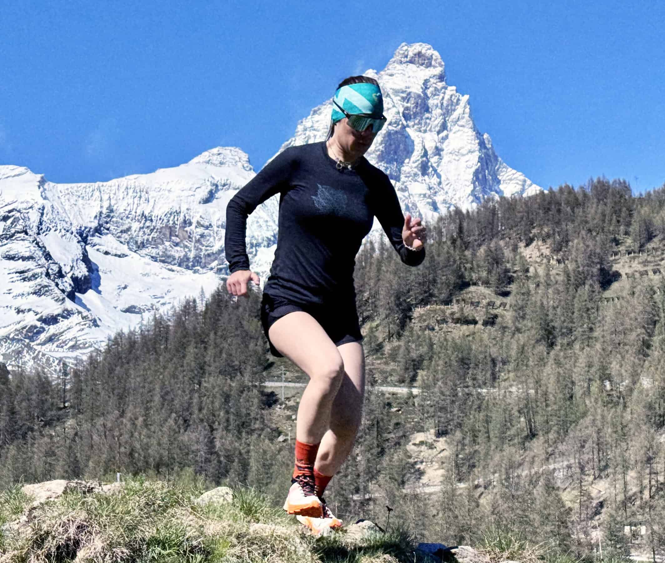 Sophie corre su terreno alpino a Perrères con le scarpe da trail running SCARPA Spin Ultra 2, il Cervino innevato sullo sfondo – test maggio 2025