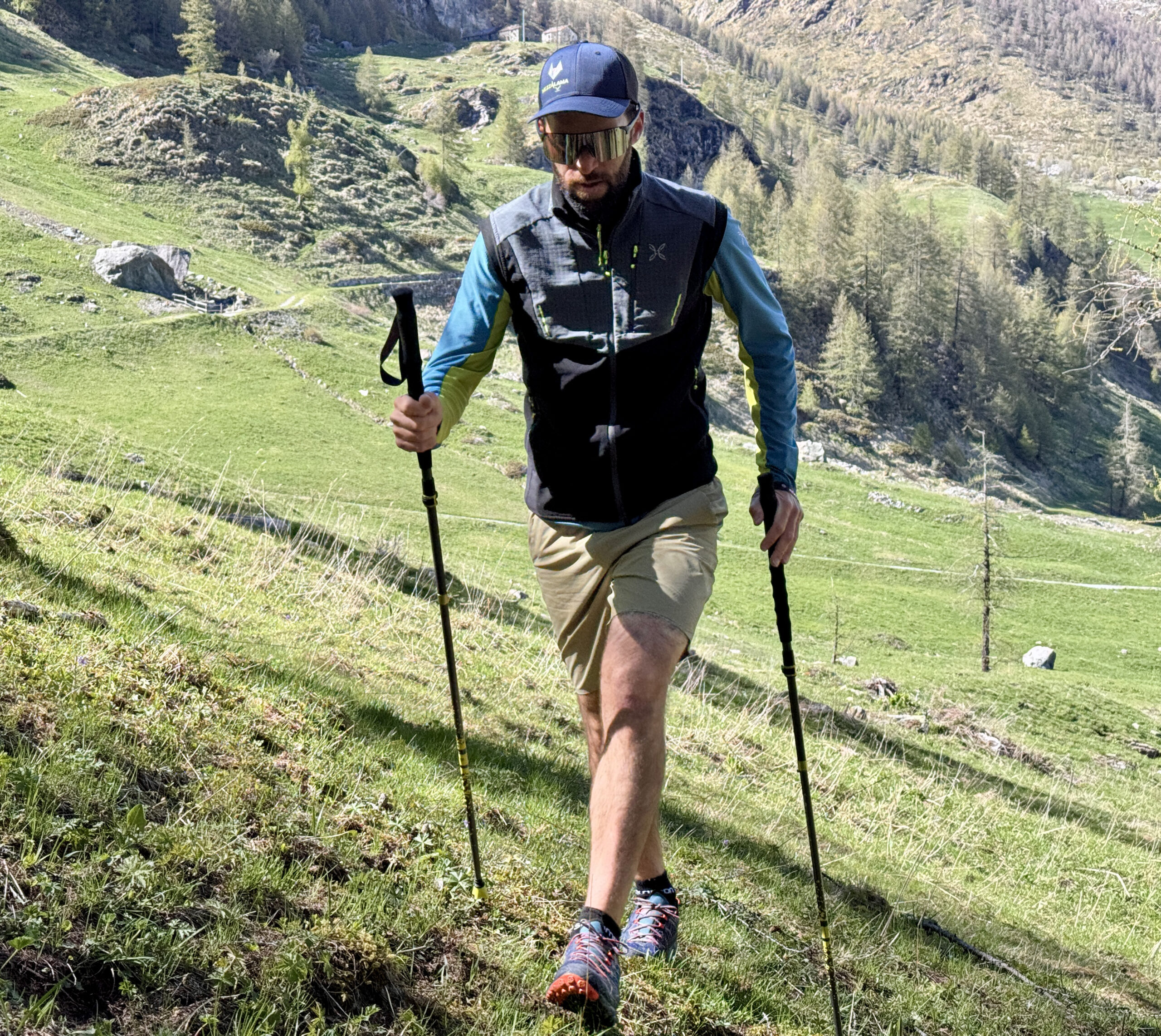 Bastoncini C.A.M.P. Laser ADJ uomo in salita su prato ripido sopra Cervinia
