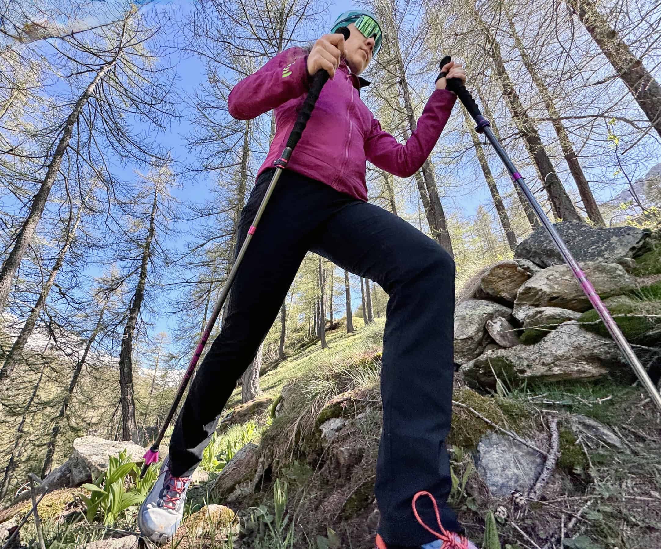 Bastoncini C.A.M.P. Laser ADJ W in salita nel bosco di larici sopra Cervinia
