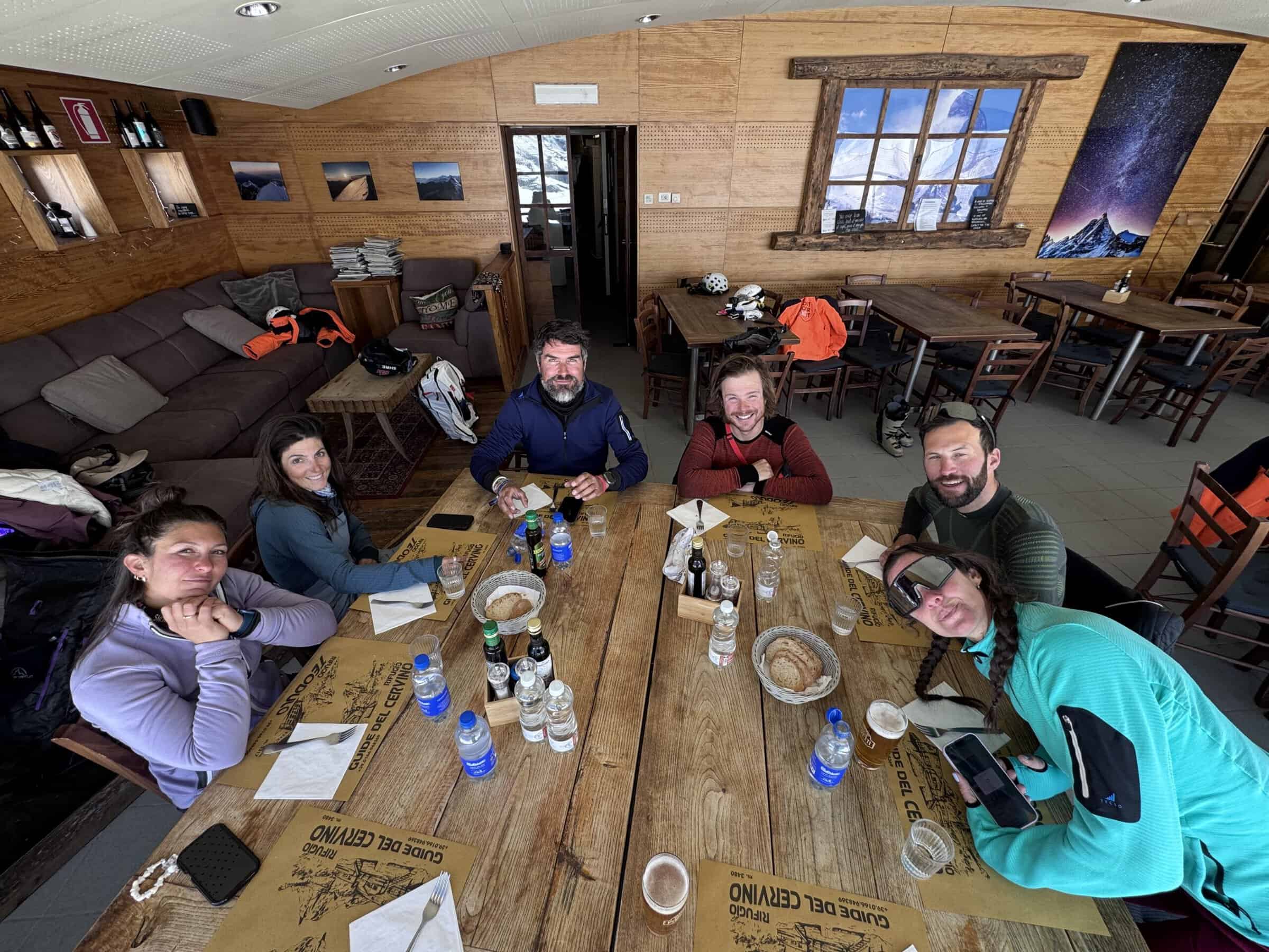 Gruppo di testatori seduti a pranzo al Rifugio Guide del Cervino Bontadini a Cervinia dopo la sessione di test