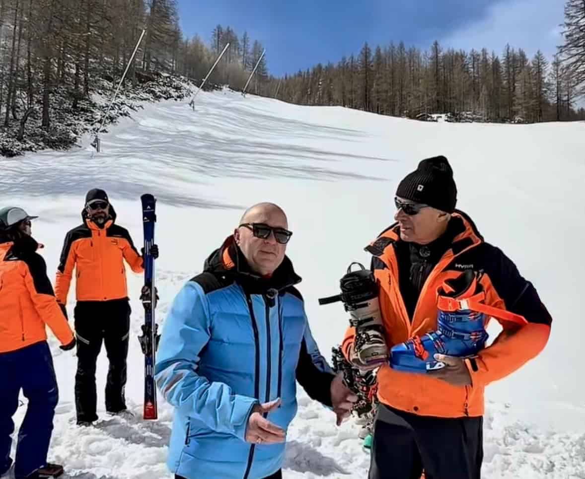 Il team Outdoortest.it e ZioMax a confronto sulla neve di Cervinia: discussione tecnica su scarponi e sci durante la sessione di test materiali invernali