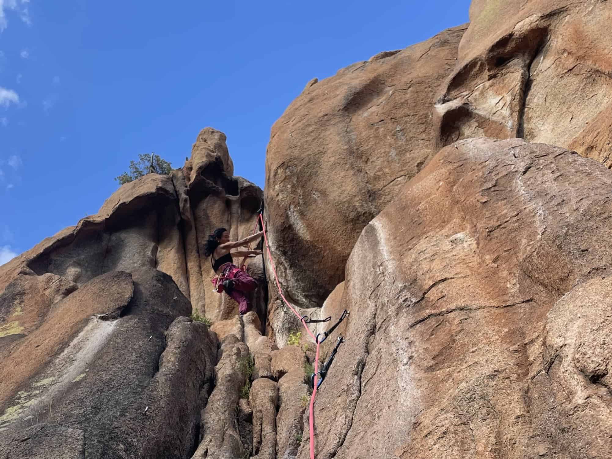 La Sportiva Skwama Lite in azione su roccia calcarea, test arrampicata alla Falesia Lucertole al Sole (Santa Maria Navarrese, Sardegna)