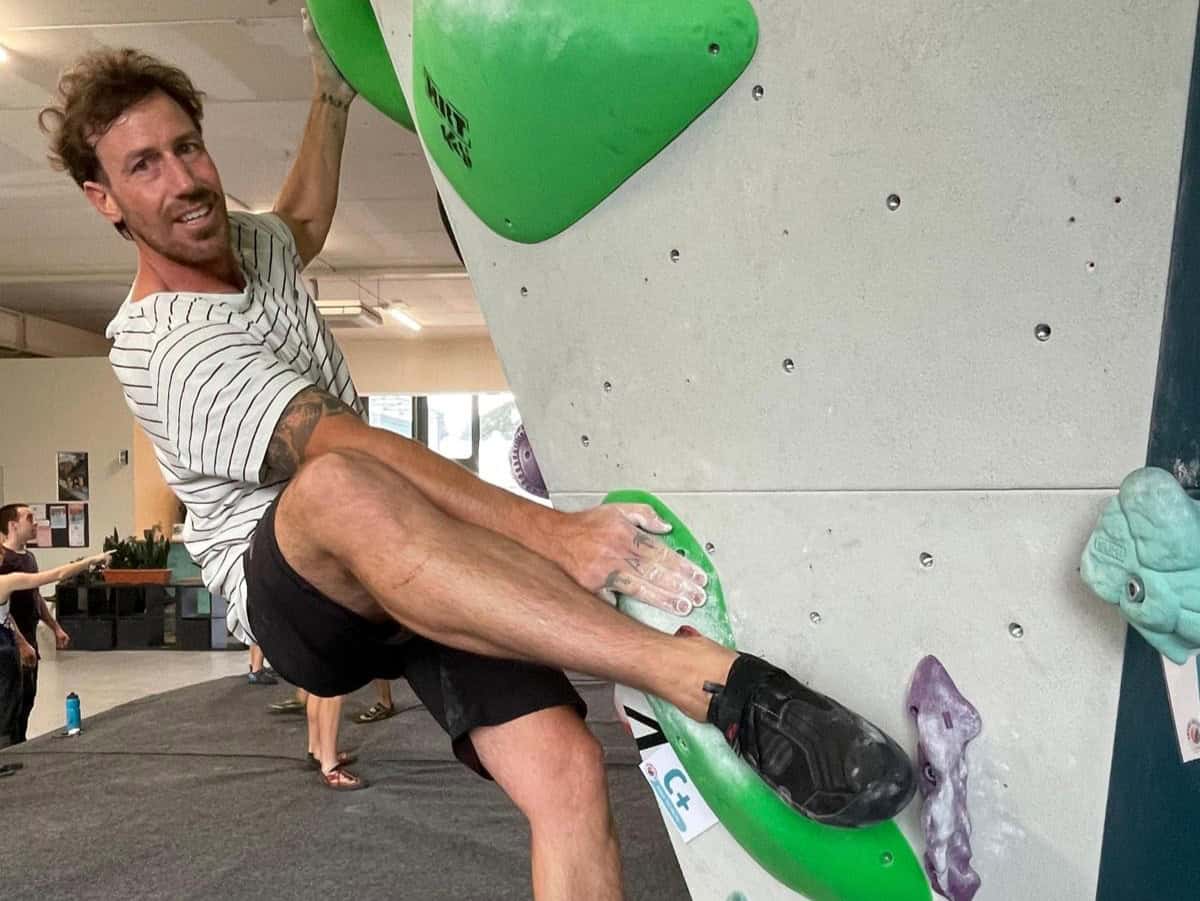 La Sportiva Skwama Lite in azione su presa boulder, palestra di arrampicata indoor ad Arco di Trento