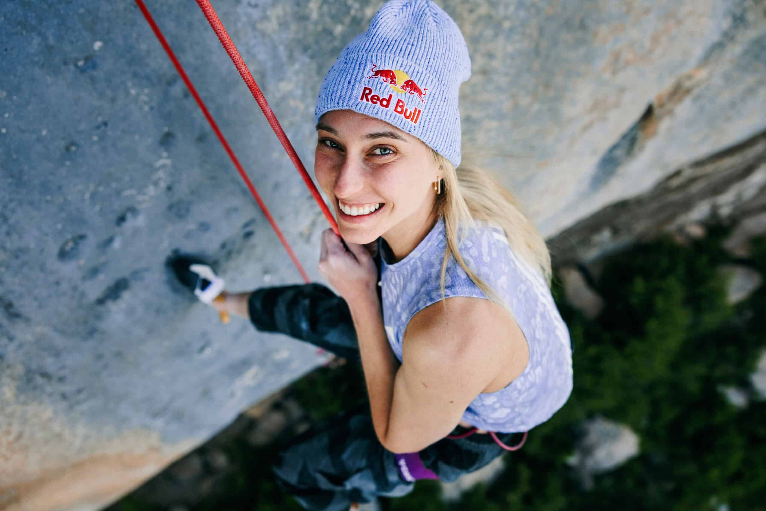 Janja Garnbret scende a terra dopo aver scalato con successo la via Bibliographie (9b+) a Céüse, in Francia, il 3 giugno 2026