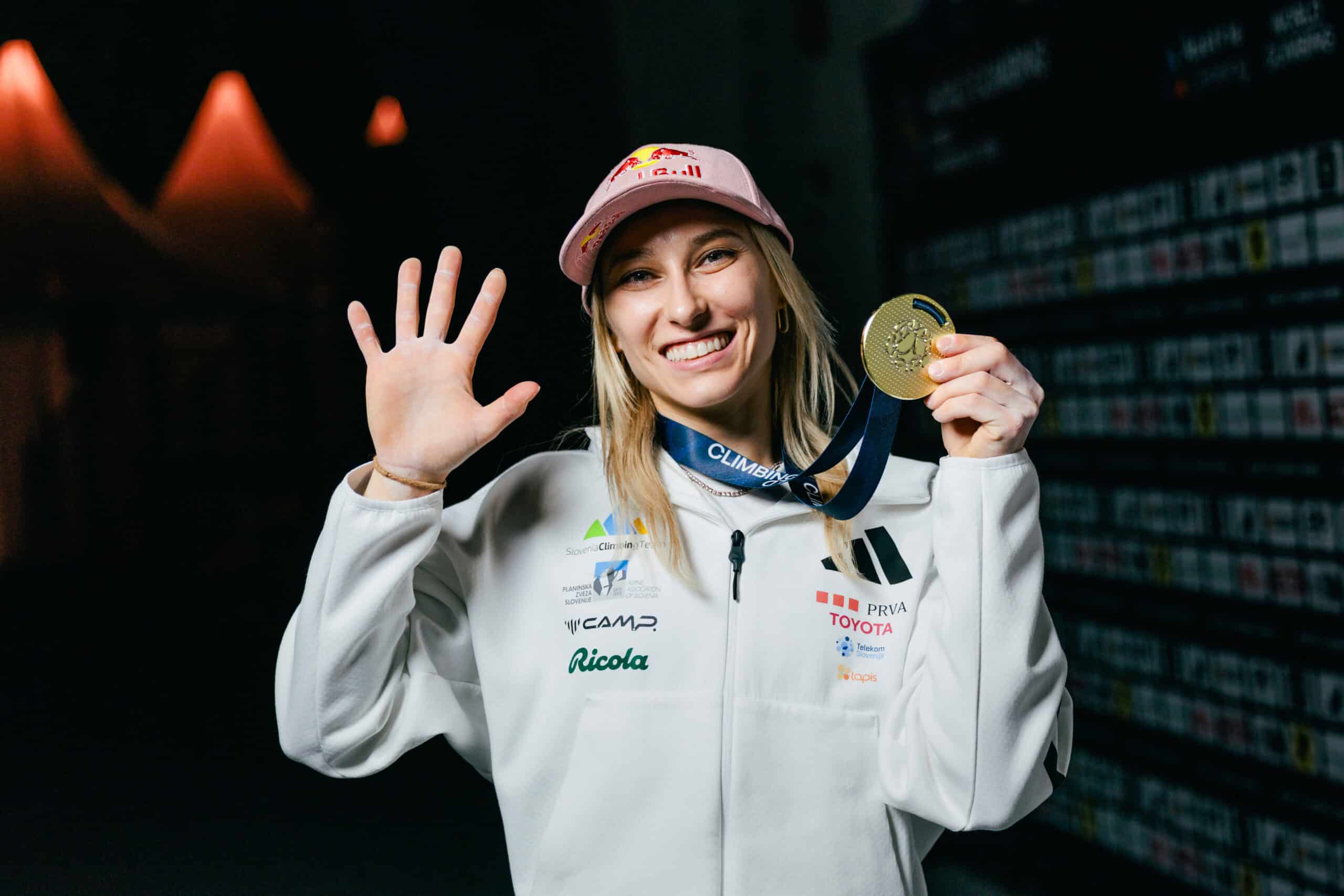 Janja Garnbret festeggia la sua 50esima medaglia d'oro alla finale della Coppa del Mondo di arrampicata sportiva a Innsbruck, Austria