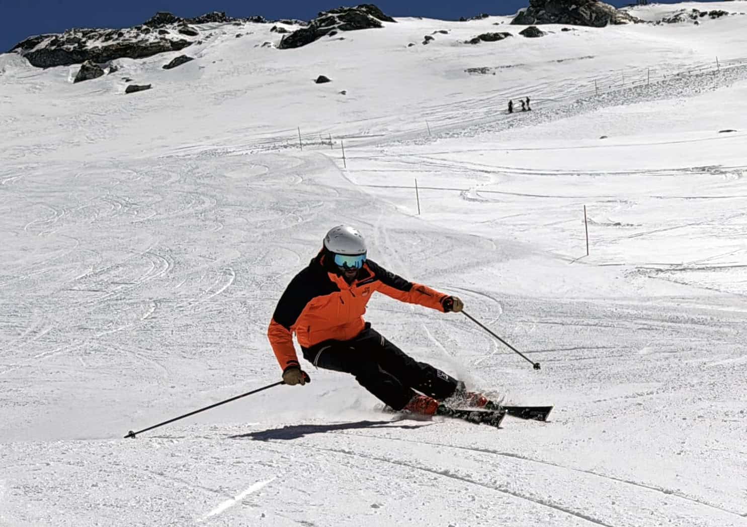 Tester Outdoortest.it in curva sugli sci all-mountain Elan sulla pista del Bontadini a Cervinia, durante la sessione test materiali inverno 26/27