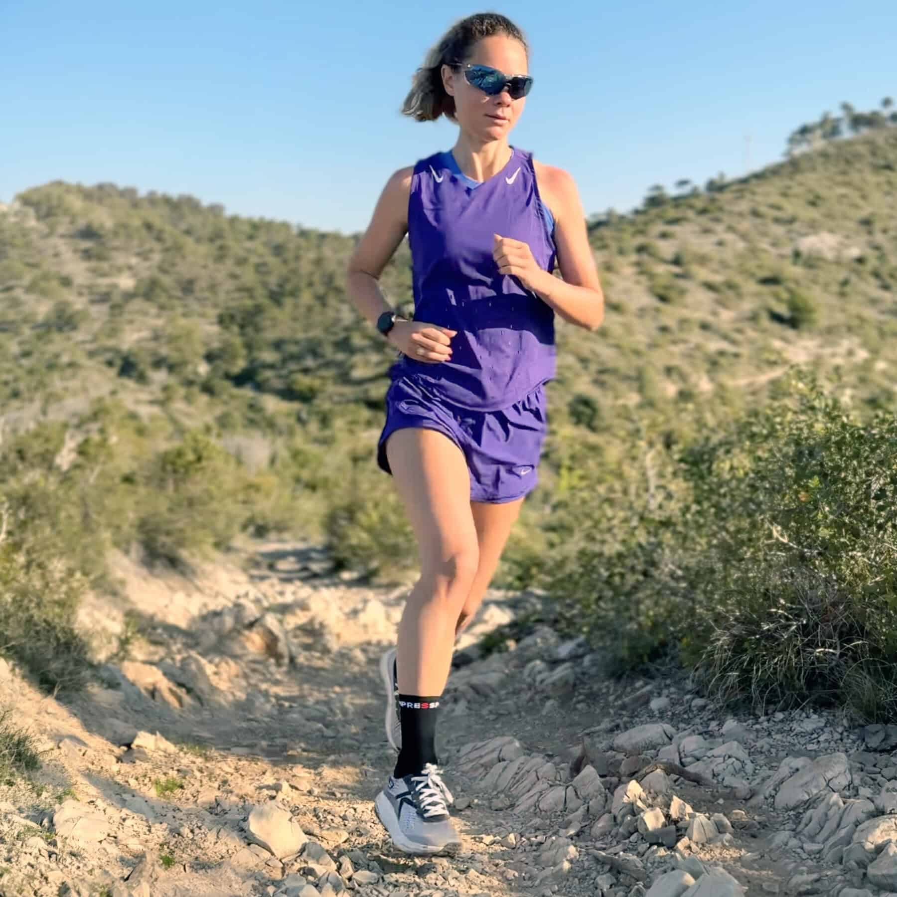 Trail runner con occhiali BigWave Pro Active 908 a lente specchiata su sentiero roccioso a Finale Ligure