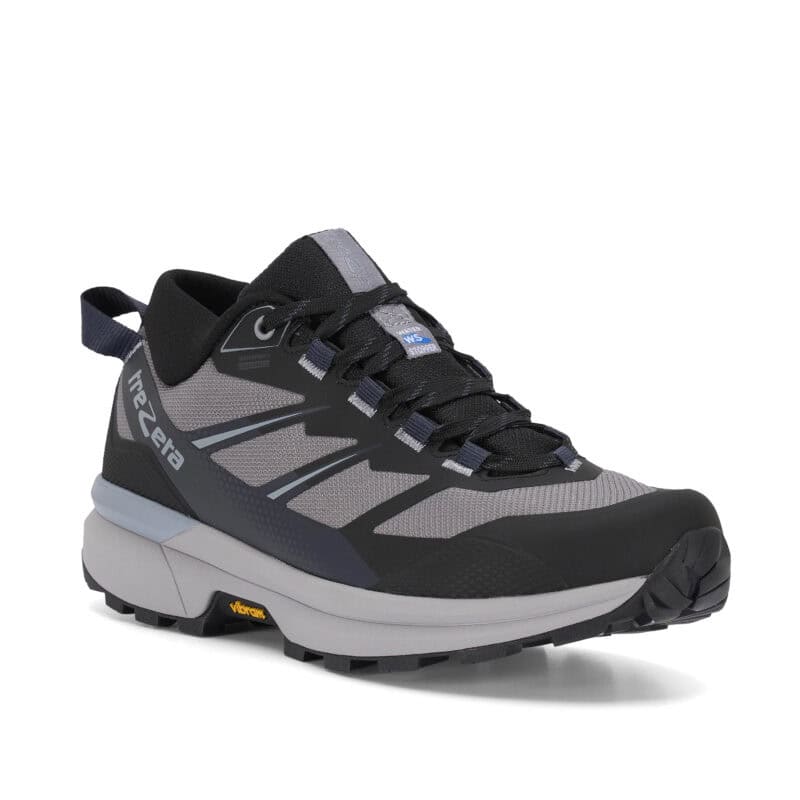Scarpa da escursione bassa Trezeta Ravik WP Low uomo, colorazione grigio, nero e blu, membrana Water Stopper e suola Vibram Orobia, vista 3/4 su fondo bianco