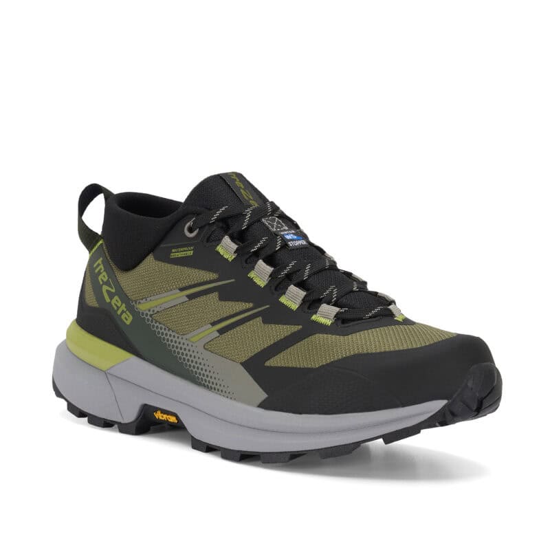Scarpa da escursione bassa Trezeta Ravik WP Low uomo, colorazione verde oliva con dettagli lime, membrana Water Stopper e suola Vibram Orobia, vista 3/4 su fondo bianco