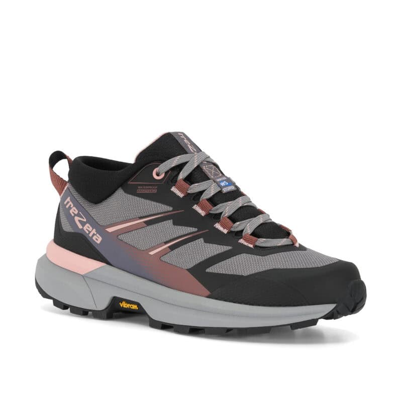 Scarpa da escursione bassa Trezeta Ravik WP Low donna, colorazione verde salvia con dettagli lilla, membrana Water Stopper e suola Vibram Orobia, vista 3/4 su fondo bianco