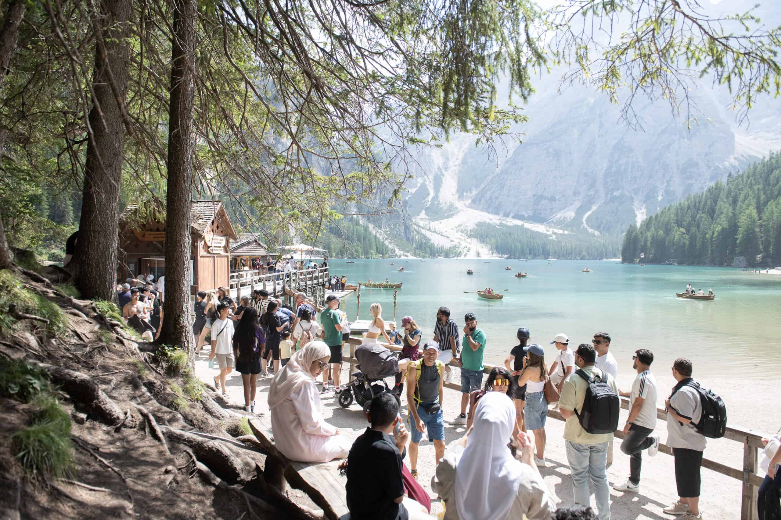 Turismo di massa sulle sponde di un lago alpino