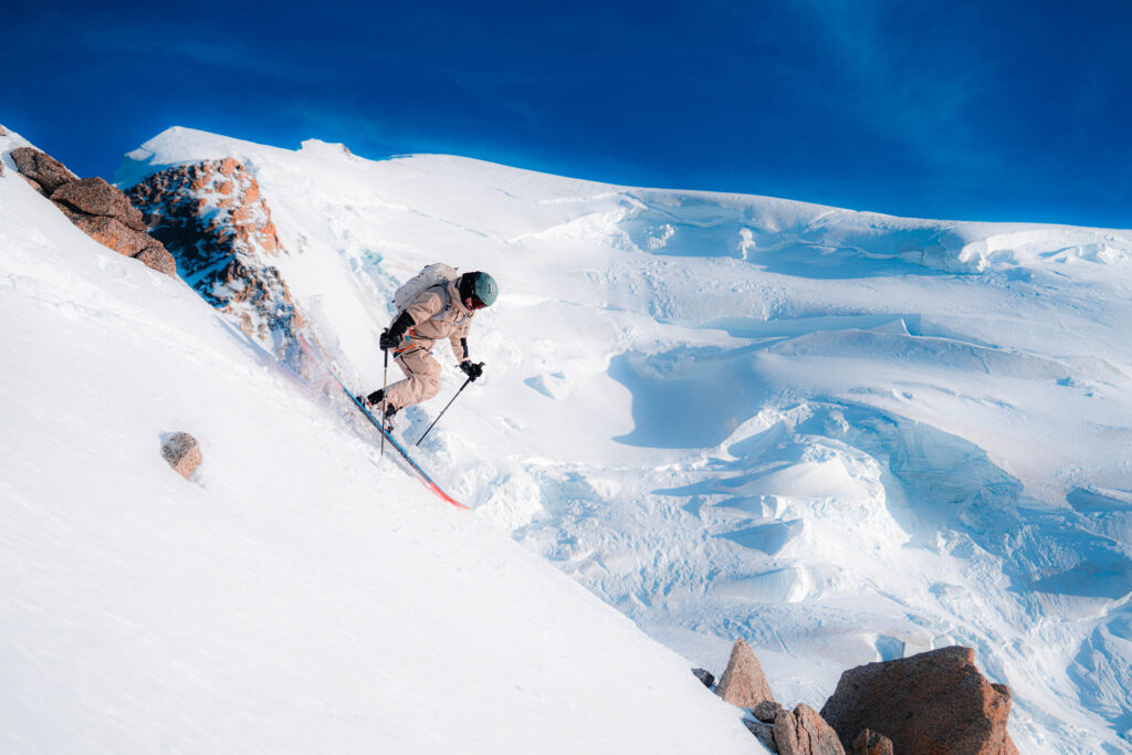 Sciatore freeride su neve fresca a Chamonix con casco Julbo Hailo Freeride Mips, collezione FW25/26