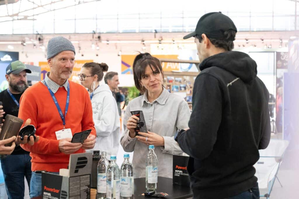 ISPO Amsterdam - visitatori e brand a confronto presso uno stand espositivo della fiera