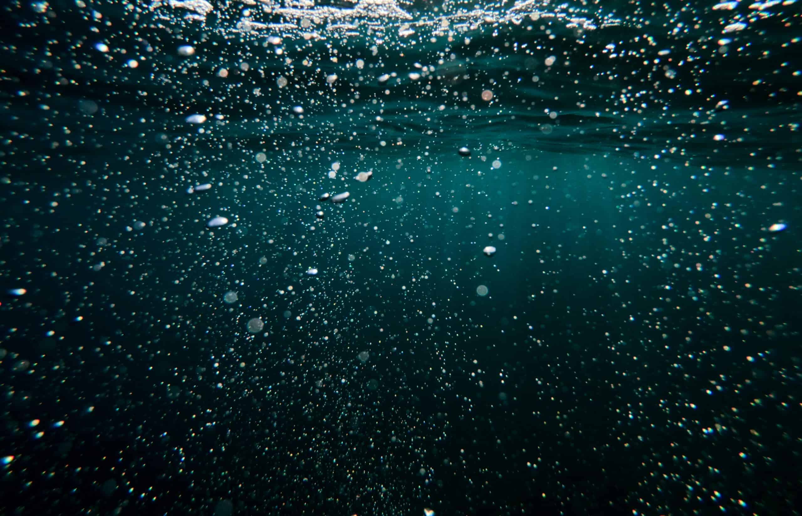 Acqua contaminata da microplastiche