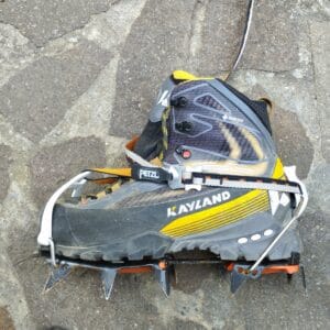 Scarpone da alpinismo con ramponi