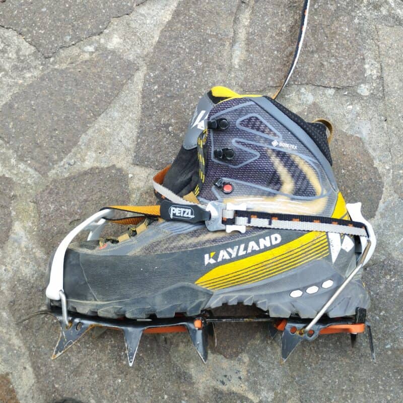 Scarpone da alpinismo con ramponi