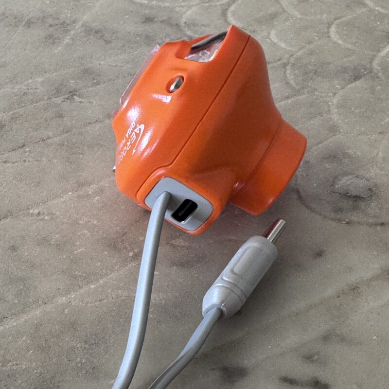 Aerogogo GIGA PUMP Air arancione vista dall’alto con il cavetto USB-C integrato