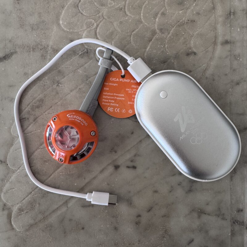 Pompa,cavo e powerbank: l’ingombro complessivo resta minimo.