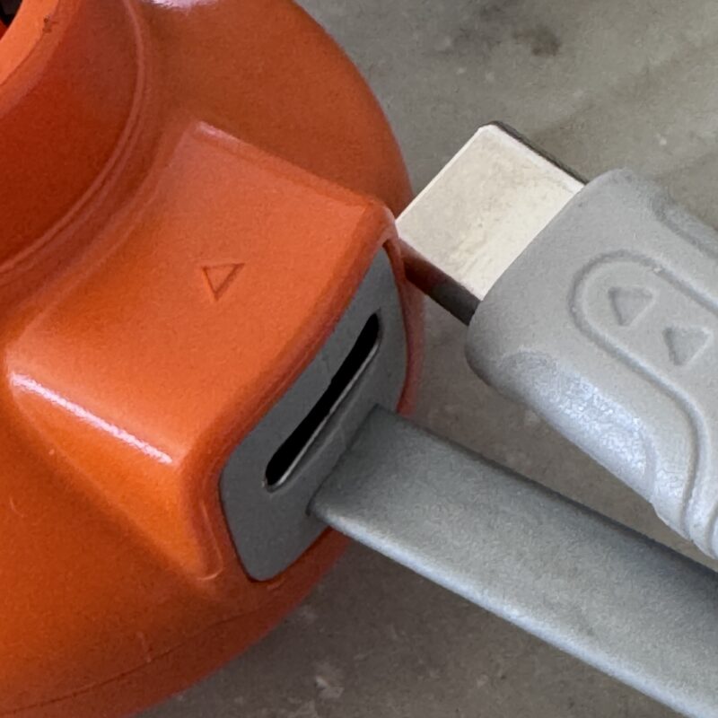 Dettaglio della presa USB-C della Aerogogo GIGA PUMP Air con connettore inserito