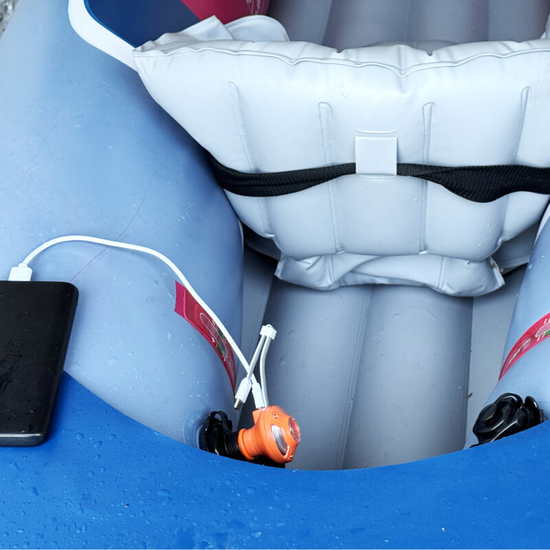 Aerogogo Gigapump impiegata per gonfiare una canoa.